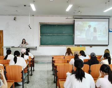 呵护心灵成长 绽放青春芳华——学工处心理教师开展“爱与成长”女性心理健康专题讲座