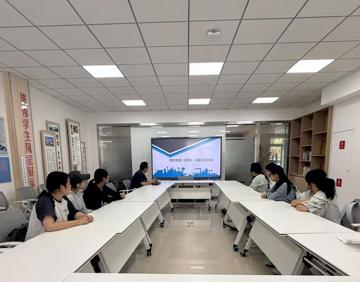 2025级思想政治教育（师范）本科班组织寝室长召开反电信诈骗专题会议